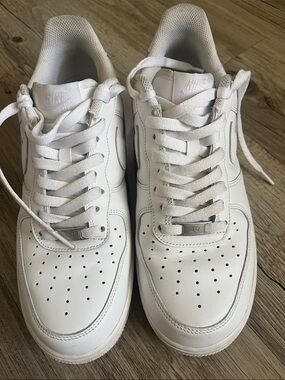 Nike Air Force 1 '07
Men's Shoes size 10. White sneakers